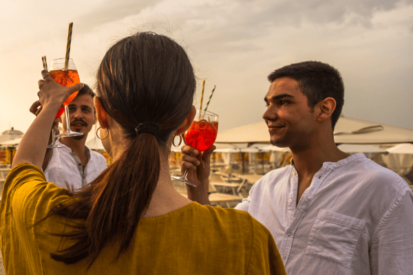 Aperitivo sul mare a Riccione prima della vita notturna